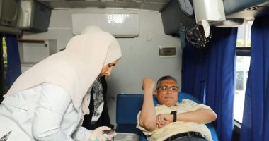 محافظ الجيزة يتبرع بالدم.. ويؤكد: واجب إنسانى وصورة من صور التكافل الاجتماعى.. صور