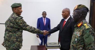 وزيرا الدفاع والداخلية بالسودان يؤديان القسم أمام عبد الفتاح البرهان وزيرا الدفاع والداخلية مع عبد الفتاح البرهان