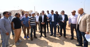 وزير الإسكان يبدأ جولة تفقدية بالعاشر من رمضان ويتفقد الطرق