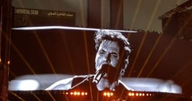 أمير عيد للجمهور: إحنا بسببكم عملنا أكبر حفلة بمصر.. أنتم البطل الحقيقي أمير عيد فى حفل استاد القاهرة