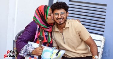 الابتسامات ترسم الوجوه.. طلاب الثانوية العامة: امتحان الإنجليزي سهل ومباشر طلاب الثانوية العامة