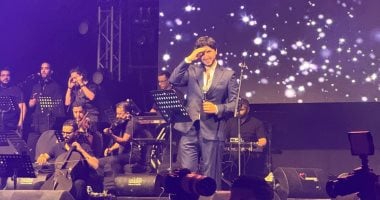 محمد فضل شاكر يغنى لوالده ويدعو له بالفرج فى حفله بمهرجان موازين محمد فضل شاكر