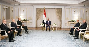 رؤساء محكمة النقض ومجلس الدولة والنيابة الإدارية الجدد يؤدون اليمين القانونية.. منح وسام الجمهورية من الطبقة الأولى للسابقين.. الرئيس السيسى يؤكد استقلال القضاء ويشيد بدور المؤسسات والهيئات القضائية المهم الرئيس عبد الفتاح السيسي