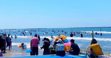 تحذيرات مشددة من نزول الشواطئ فى رأس البر بسبب ارتفاع الأمواج