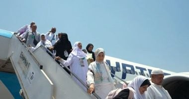 بوجوه مستبشرة وقلوب مطمئنة.. آخر أفواج حجاج القرعة يعودون إلى أرض الوطن.. ضيوف الرحمن يشيدون بالتنظيم والرعاية: رحلة حج ميسّرة بفضل توجيهات الرئيس السيسي.. ودعونا لبلادنا.. صور عودة حجاج القرعة