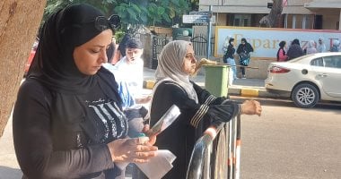 بدعوات صامتة.. الأمهات يترقبن دخول الأبناء للجان امتحان اللغة الأجنبية الأولى الأمهات يترقبن دخول الأبناء إلى اللجان