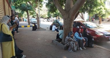 على الرصيف وتحت الظل.. الأمهات ينتظرن أبنائهن أمام لجان امتحانات الثانوية الأمهات ينتظرن أبنائهن أمام لجان امتحانات الثانوية