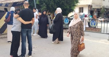 أولياء الأمور أمام اللجان بعد دخول الطلاب