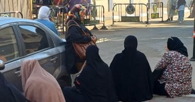 أولياء الأمور يتضرعون بالدعاء لطلاب الثانوية العامة أمام اللجان بأسوان أولياء الأمور أمام لجان الثانوية العامة بأسوان