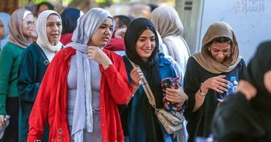 توافد طلاب الثانوية العامة على اللجان لأداء امتحان اللغة الأجنبية الأولى طلاب الثانوية العامة