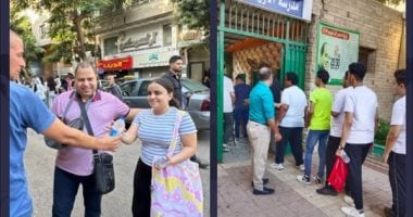 لفتة إنسانية من إدارة الدقي التعليمية.. توزيع مياه على طلاب الثانوية قبل دخولهم اللجان توزيع زجاجات مياه معدنية على الطلاب