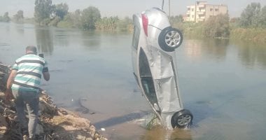 سائق متهور.. سقوط سيارة داخل ترعة على طريق أجا فى المنصورة الحادث