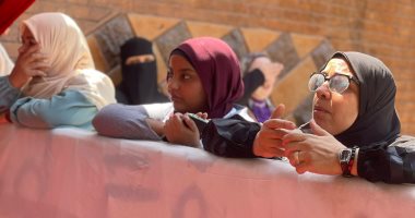 أمهات طلاب الثانوية العامة يترقبن خروج أبنائهن من اللجان