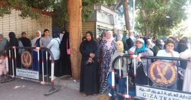 ساعة الخروج.. قلوب الأمهات تسبق أبنائهن من خارج اللجان أولياء الأمور
