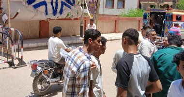 الإنجليزى يرسم البهجة على وجوه طلاب الثانوية العامة فى قنا.. فيديو طلاب الثانوية العامة