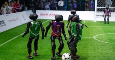 كل فريق من 3.. الصين تنظم أول بطولة كرة قدم للروبوتات البشرية "فيديو وصور" أثناء احدى مباريات الروبوت