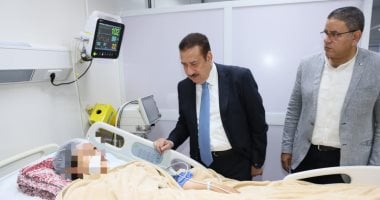 محافظ المنوفية يزور مصابى حادث الطريق الإقليمى فى المستشفى.. صور محافظ المنوفية يطمئن على إحدى المصابات