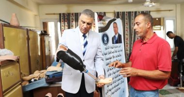 محافظ أسوان يسلم أطراف صناعية لـ110 مستحقين بمركز التأهيل الاجتماعى