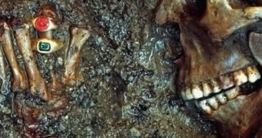 هربت بدهبها فحصلت على لقب السيدة ذات الخواتم فما قصتها؟ السيدة ذات الخواتم