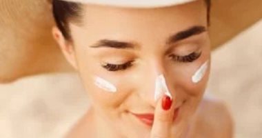 لو هتسافرى فى اللونج ويك إيند.. 6 مستحضرات تجميل أساسية فى شنطة البحر