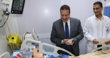 محافظ المنوفية يزور مصابى حادث الطريق الإقليمى