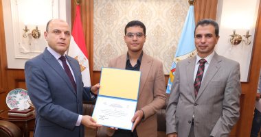 محافظ كفر الشيخ يكرم أبناء المحافظة الفائزين بالمركز الأول بمسابقات التعليم محافظ كفر الشيخ يكرم طالبا متميزا