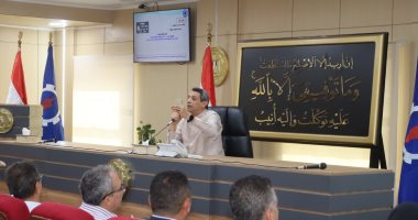 محافظ السويس يؤكد على دعم الموهوبين وتطوير الجهاز الإداري خلال اللقاء  الأسبوعي
