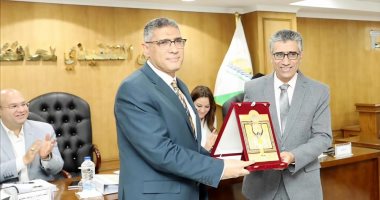 محافظ الجيزة يكرم مدير مديرية الطب البيطرى لبلوغه سن التقاعد محافظ الجيزة يكرم مدير مديرية الطب البيطرى لبلوغه سن التقاعد
