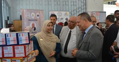 رئيس جامعة دمياط يتفقد معرض مشروعات برنامج متعدد اللغات بكلية الآداب