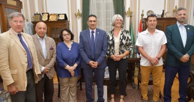 نائب رئيس جامعة القاهرة يبحث تعزيز علاقات التعاون مع مجموعة الكليات المركزية بفرنسا