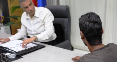 محافظ أسوان يبحث طلبات المواطنين خلال اللقاء الجماهيرى