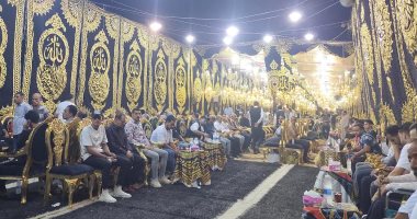 توافد أهالى سمنود لتقديم العزاء فى وفاة المطرب أحمد عامر بالغربية.. فيديو