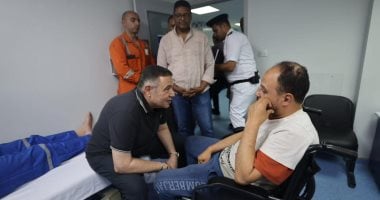 وصول الغواصين موقع غرق حفار البترول بالبحر الأحمر للبحث عن 4 مفقودين.. صور جانب من الزيارة
