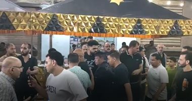 عبد الباسط حمودة يقدم واجب العزاء فى وفاة المطرب أحمد عامر.. فيديو وصور