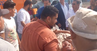 محافظ الدقهلية يوقف سيارته أثناء جولة للمساعدة فى إنقاذ مصابى حادث 