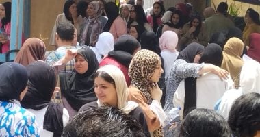 الطلاب أمام اللجان عقب الخروج من الامتحان