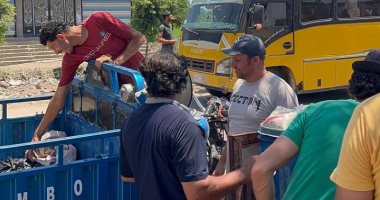 بسبب الحر الشديد.. شباب الدقهلية يتسابقون على توزيع العصائر الباردة.. فيديو الشباب يوزع العصائر