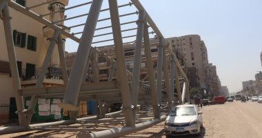 تركيب كوبرى المشاة الجديد بمحور العصار بشبرا الخيمة ليلا لتفادى إعاقة المرور