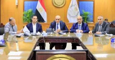 وزير التعليم وقيادات الوزارة داخل غرفة العمليات