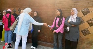 أم توزع عصائر على طلاب الثانوية العامة