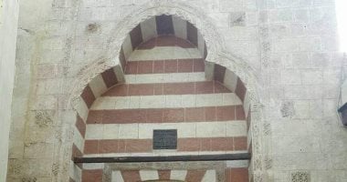 "مسجد الظاهر بيبرس بقليوب".. أنشأه "عائلة الشواربى" فى 667 هجريا.. ومشرف تطوير المواقع الأثرية بآثار القليوبية: كان يطلق عليه "الزنيبى" أو "الجامع الكبير".. والظاهر بيبرس أسند إنشاءه لقبيلة عربية.. صور مدخل المسجد