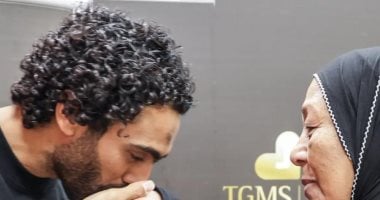 زيزو والشحات ومحمد شريف أبرز أبطال فيلم "صفقات برعاية بر الوالدين".. فيديو وصور حسين الشحات ووالدته