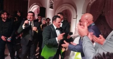 إيهاب توفيق يرقص مع محمد لطفى فى حفل زفاف ابنة محمد فؤاد (صور) حفل زفاف ابنة محمد فؤاد