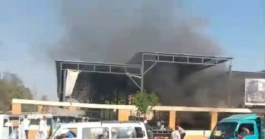 السيطرة على حريق ميكروباص بموقف أقاليم مدينة كوم أمبو بأسوان دون إصابات جانب من الحريق