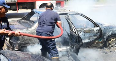 الحماية المدنية تُسيطر على حريق "تاكسي" ببورفؤاد في بورسعيد.. صور