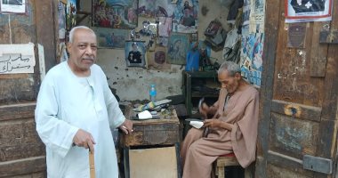  جمعتهم القيسارية.. حكاية صداقة حلاق ومصلح أحذية عمرها نصف قرن في قنا