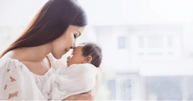 نيوز برو : 
                                            فى اليوم العالمى للتقبيل.. اعرفى فوائد القبلات لطفلك واحتضانه
                                        
