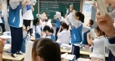 نيوز برو : 
                                            مدارس صينية تحث التلاميذ على الرقص أثناء الدراسة لرفع المعنويات
                                        