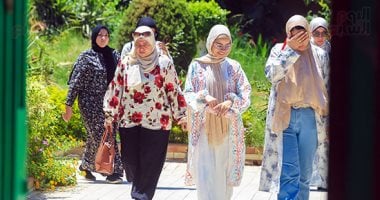 انتهاء امتحان الرياضيات البحتة للثانوية العامة وبدء خروج الطلاب من اللجان طلاب الثانوية العامة