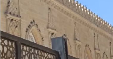 هنا باب السر حيث دفنت رأس الحسين رضى الله عنه